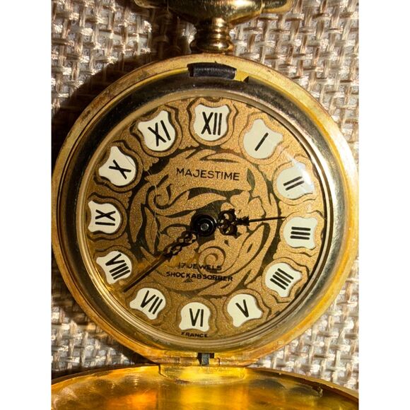 Majestime Pocket Watch – Ornate Gold-Tone Engraved Case – WORKS GREAT - Picture 3 of 7